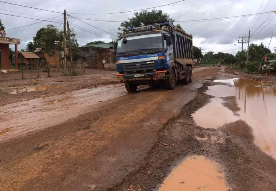  Tuyến tỉnh lộ 665 qua khu vực xã Ia Băng (huyện Chư Prông) bị xuống cấp nghiêm trọng. Ảnh: H.P