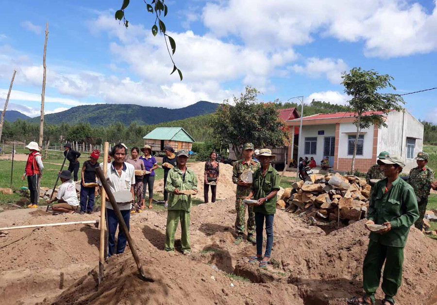 Cán bộ chiến sĩ Sư đoàn 320 cùng nhân dân đào móng xây nhà. Ảnh: Vĩnh Hoàng