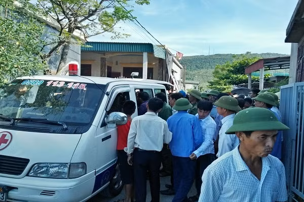 Gia đình đưa các cháu về lo hậu sự