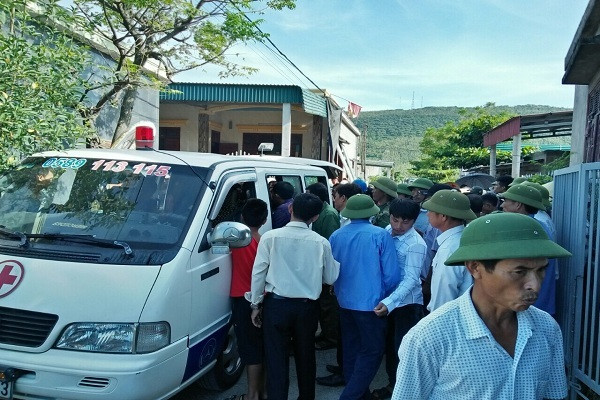 Gia đình đưa các cháu về lo hậu sự Gia đình đưa các cháu về lo hậu sự