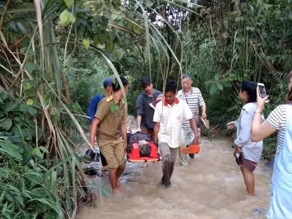 Chuyển các nạn nhân trong vụ tai nạn ra ngoài. (Nguồn: Xinhua)