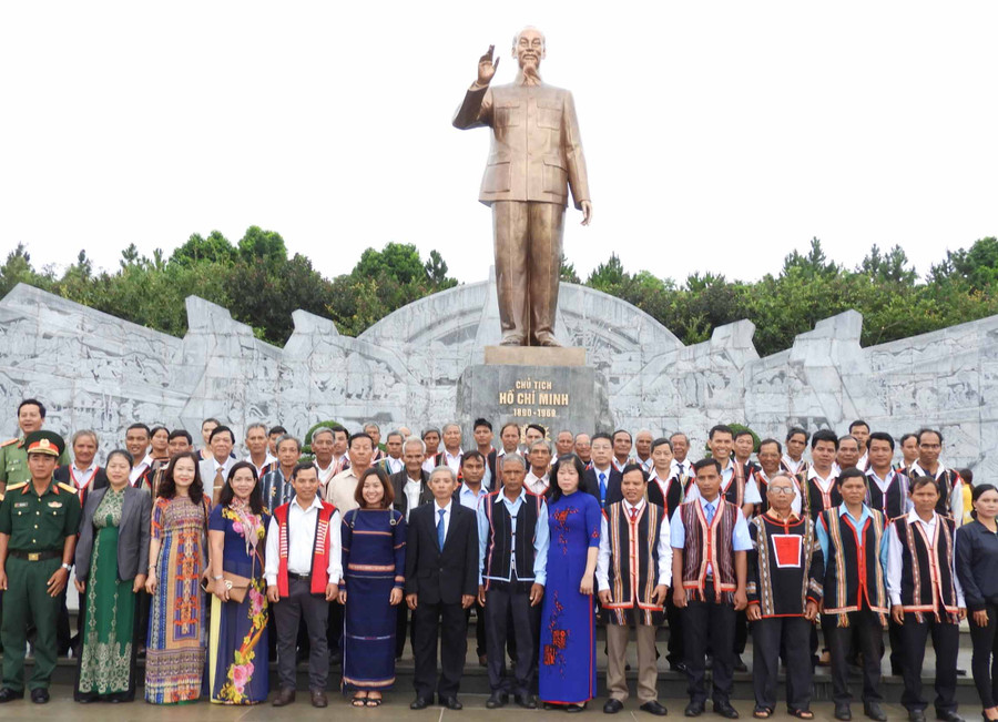 Đại biểu cán bộ và nhân dân thành phố chụp hình lưu niệm tượng đài Bác Hồ với các dân tộc Tây Nguyên tại Quảng trường đại đoàn kết. Ảnh: Thanh Nhật