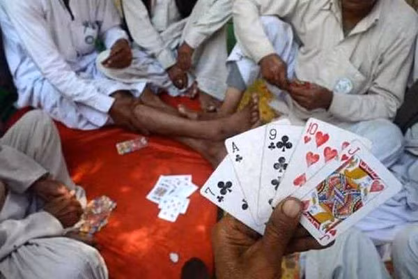  Người chồng nghiện cờ bạc đã đem vợ ra đánh cược. Ảnh minh họa: DailyHunt