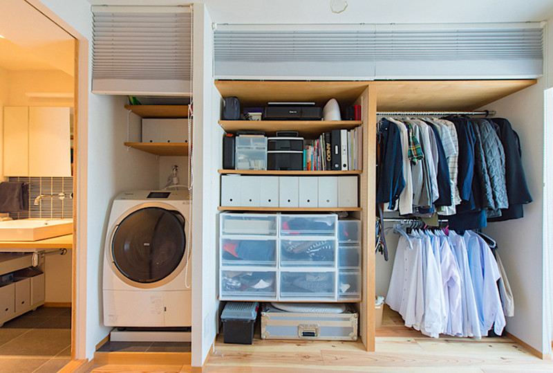 Để tiết kiệm diện tích, tủ quần áo và máy giặt đặt trong một chiếc tủ âm tường. Để tiết kiệm diện tích, tủ quần áo và máy giặt đặt trong một chiếc tủ âm tường.