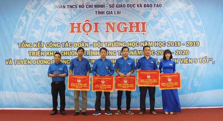  Anh Đỗ Duy Nam (bìa trái)-Phó Bí thư Tỉnh Đoàn-tặng cờ thi đua cho 5 tập thể có thành tích xuất sắc trong công tác Đoàn và phong trào thanh niên trường học năm học 2018-2019.