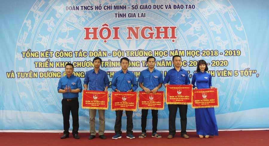  Anh Đỗ Duy Nam (bìa trái)-Phó Bí thư Tỉnh Đoàn-tặng cờ thi đua cho 5 tập thể có thành tích xuất sắc trong công tác Đoàn và phong trào thanh niên trường học năm học 2018-2019.