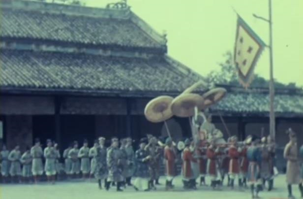 Lễ Khánh niệm Hưng quốc được tổ chức sang thời vua Bảo Đại. Ảnh chụp từ phim tài liệu của Henri Richard. Lễ Khánh niệm Hưng quốc được tổ chức sang thời vua Bảo Đại. Ảnh chụp từ phim tài liệu của Henri Richard.