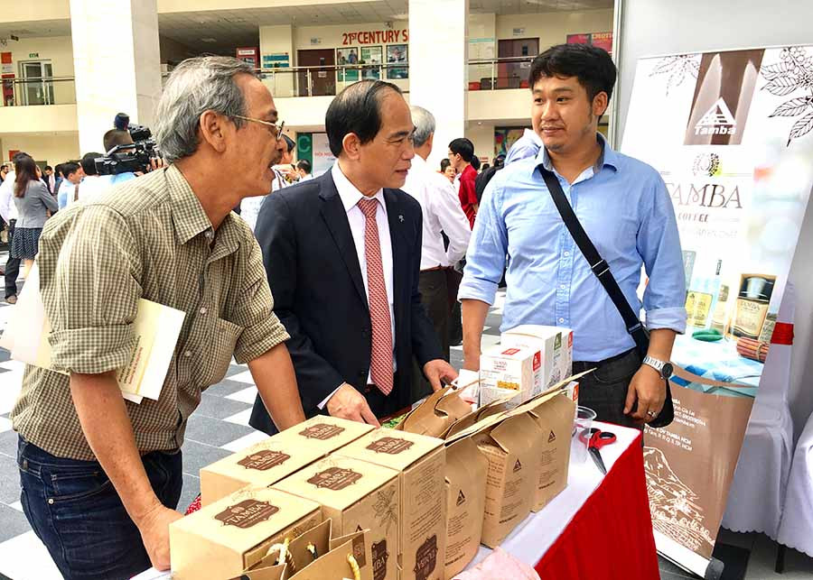 Các DN dân doanh có nhiều cơ hội giới thiệu sản phẩm ra thị trường. Ảnh: K.L Các DN dân doanh có nhiều cơ hội giới thiệu sp ra thị trường. Ảnh: K.L