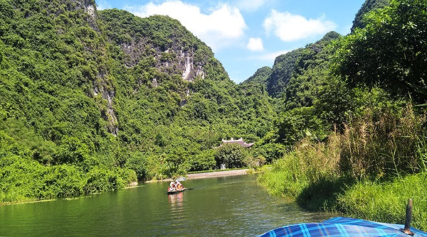  Hành cung nằm trong một góc núi vắng vẻ, xung quanh không một bóng người. Sách 