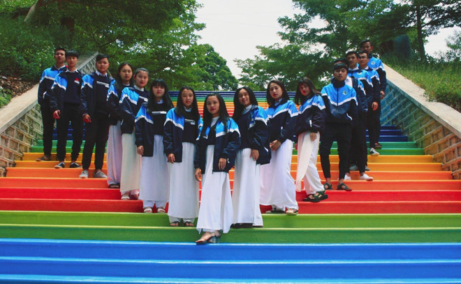 Bậc thang cầu vồng là địa điểm check-in quen thuộc của nhiều học sinh trong trường suốt 2 năm qua.  Bậc thang cầu vồng là địa điểm check-in quen thuộc của nhiều học sinh trong trường suốt 2 năm qua.