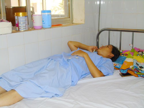 Chị Vy Thị Yến đang được theo dõi sức khỏe tại Bệnh viện Đa khoa Đồng Xoài. Ảnh: BÁCH VIỆT  Chị Vy Thị Yến đang được theo dõi sức khỏe tại Bệnh viện Đa khoa Đồng Xoài. Ảnh: BÁCH VIỆT