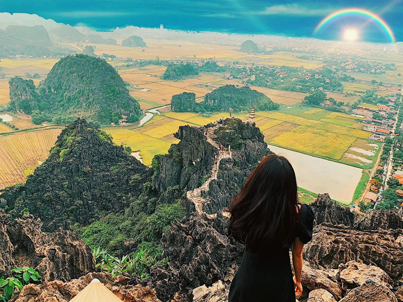 Từ đỉnh núi Múa, bạn có thể thu trọn cả vùng Tam Cốc vào trong tầm mắt. Mùa thu cũng là khoảng thời gian ngắm lúa chín đẹp nhất tại Ninh Bình. Kiến trúc, thiên nhiên hòa quyện tạo thành một trong những điểm đến chưa bao giờ hết "hot" của Ninh Bình. Từ đỉnh núi Múa, bạn có thể thu trọn cả vùng Tam Cốc vào trong tầm mắt. Mùa thu cũng là khoảng thời gian ngắm lúa chín đẹp nhất tại Ninh Bình. Kiến trúc, thiên nhiên hòa quyện tạo thành một trong những điểm đến chưa bao giờ hết