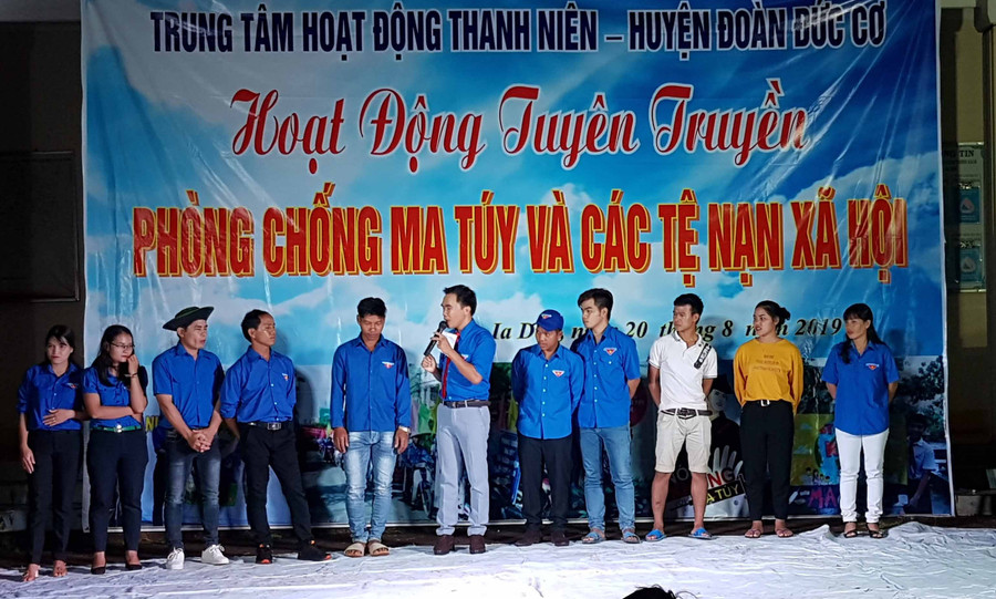  Các bạn đoàn viên thanh niên tích cực tham gia hoạt động tuyên truyền. Ảnh: Hà Đức Thành