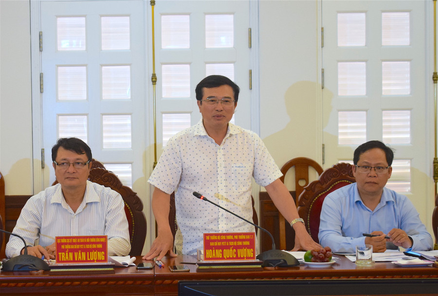 Thứ trưởng Bộ Công thương Hoàng Quốc Vượng kết luận buổi làm việc. Ảnh: Hồng Thi