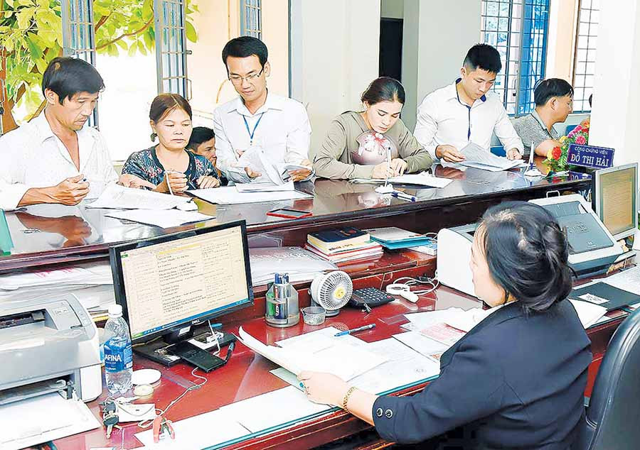  Người dân đến giao dịch tại Phòng Công chứng số 1 (Sở Tư pháp). Ảnh: Đ.T