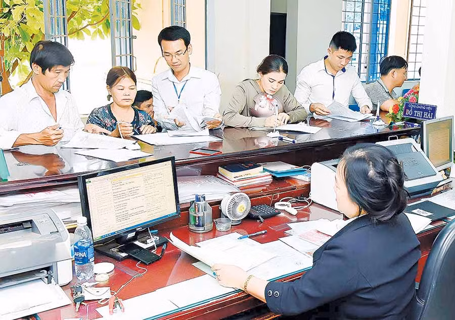 Người dân đến giao dịch tại Phòng Công chứng số 1 (Sở Tư pháp). Ảnh: Đ.T Người dân đến giao dịch tại Phòng Công chứng số 1 (Sở Tư pháp). Ảnh: Đ.T