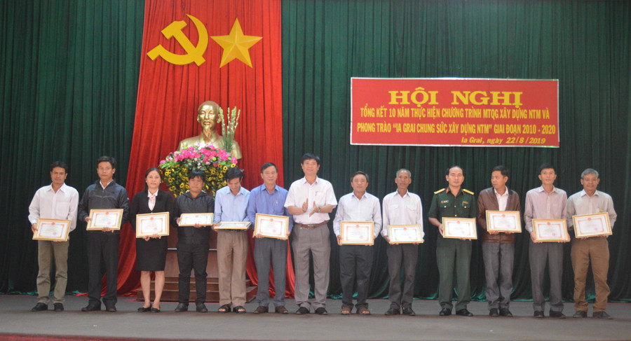 Khen thưởng các tập thể có thành tích xuất sắc trong phong trào xây dựng NTM giai đoạn 2010-2020. Ảnh: Minh Thoan