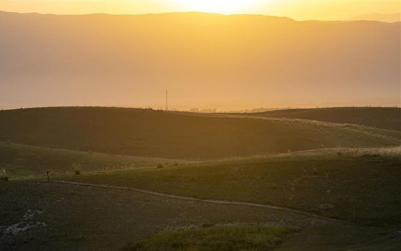 Hoàng hôn trên thảo nguyên tại Tân Cương.