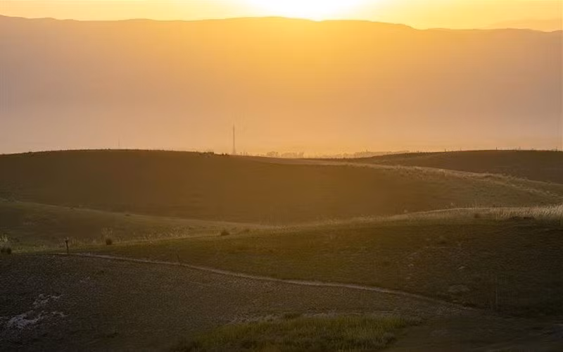 Hoàng hôn trên thảo nguyên tại Tân Cương.