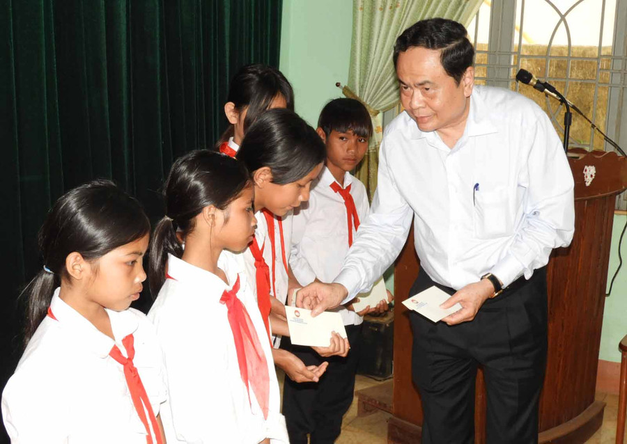 Chủ tịch Trần Thanh Mẫn trao quà hỗ trợ cho học sinh nghèo huyện Đak Đoa. Ảnh: Thanh Nhật