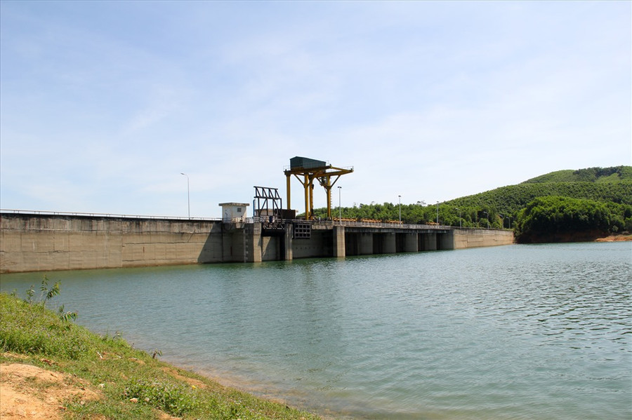 Khe Lạnh nằm trong khu vực quản lí của Thủy điện Bình điền nên muốn vào cần liên hệ với bảo vệ để xin phép.