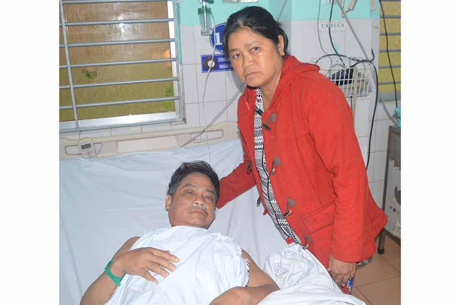  Bà Dung thăm ông Ánh tại Bệnh viện Đa khoa tỉnh. Ảnh: Đ.Y