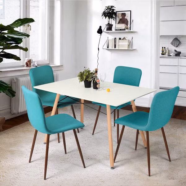 Những chiếc ghế bọc nệm giúp bữa ăn uống thêm thoải mái, kéo mọi người xích lại gần nhau hơn.