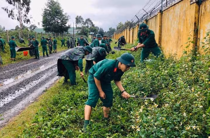 Các chiến sĩ của Trường Cao đẳng Nghề 21 tham gia Ngày thứ bảy tình nguyện. Ảnh: Thủy Bình