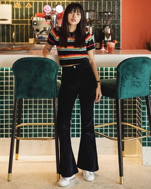  Tú Hảo phối crop top kẻ với quần ống loe cạp cao và giày thể thao, không hề phô trương những vẫn làm bật được vẻ quyến rũ tiềm ẩn.