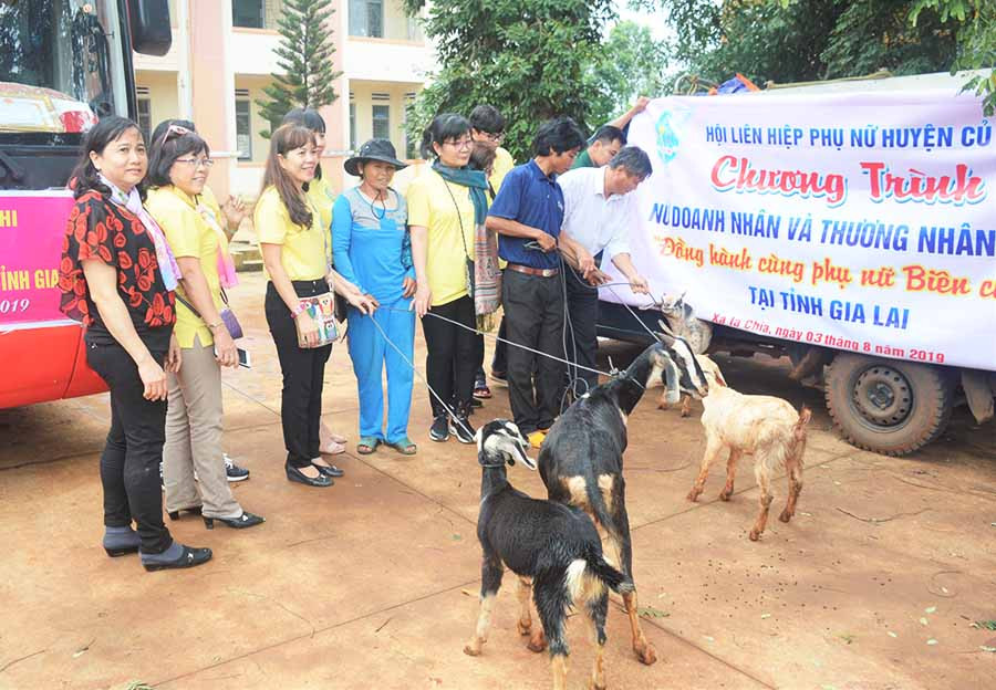  Hội LHPN huyện Củ Chi (TP. Hồ Chí Minh) hỗ trợ dê giống cho hội viên, phụ nữ nghèo xã Ia Chía (huyện Ia Grai). Ảnh: H.T