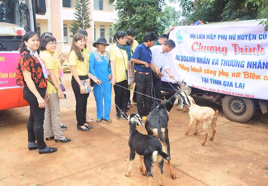 Hội LHPN huyện Củ Chi (TP. Hồ Chí Minh) hỗ trợ dê giống cho hội viên, phụ nữ nghèo xã Ia Chía (huyện Ia Grai). Ảnh: H.T