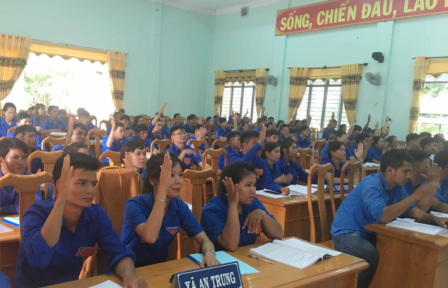 Biểu quyết thống nhất các chỉ tiêu Nghị quyết. Ảnh: Thúy Ngọ