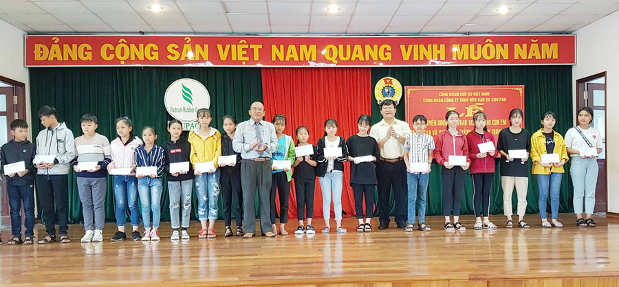  Lãnh đạo Công ty trao thưởng cho các em học sinh giỏi. Ảnh: Hà Đức Thành