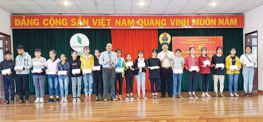  Lãnh đạo Công ty trao thưởng cho các em học sinh giỏi. Ảnh: Hà Đức Thành