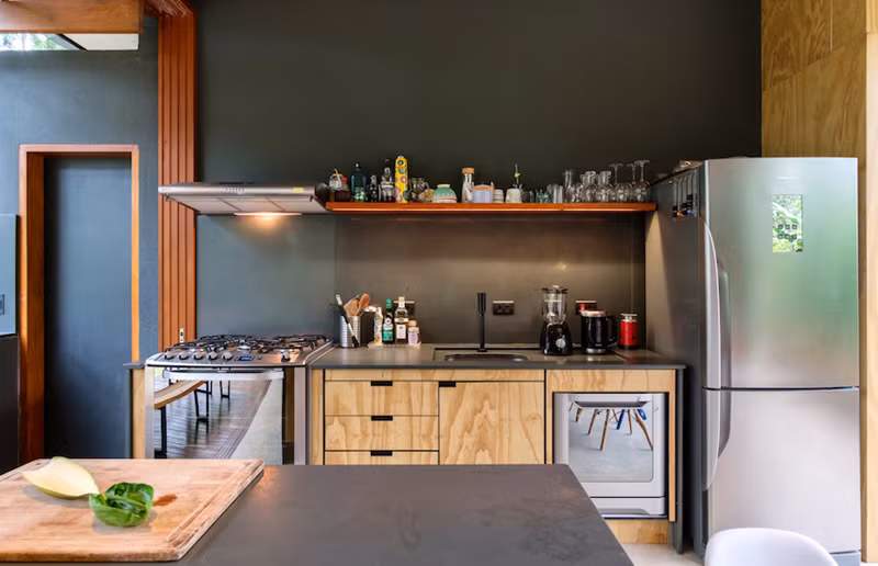 Mọi chi tiết trong nhà bếp được chăm chút cẩn thận, tỉ mỉ nhưng không hề gây rối mắt, không một gam màu nào lạc điệu.