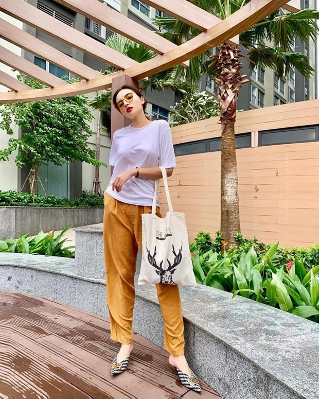 ''Bình mới rượu cũ'', Kỳ Duyên biến tấu đôi giày Balenciaga ''bảo bối'' bằng cách mix với áo phông trắng và quần ống rộng màu cam, chọn kính mắt ton-sur-ton ấn tượng.
