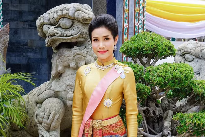  Thiếu tướng Sineenat Wongvajirapakdi, 34 tuổi, được ban tước vị “Chao Khun Phra