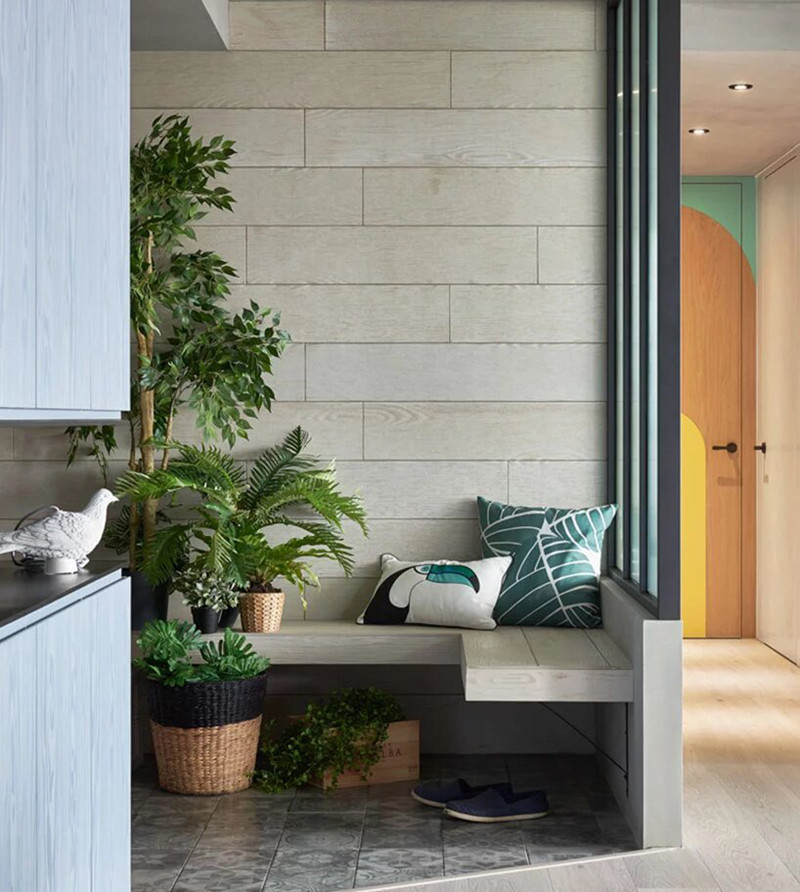 Ghế ngồi gắn tường, tiết kiệm diện tích.