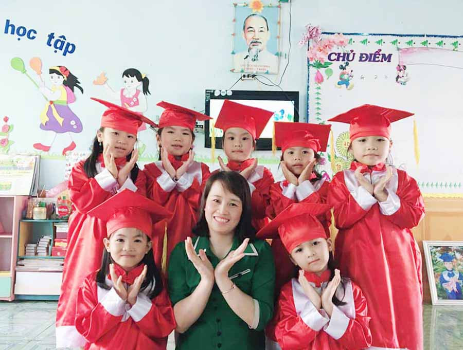 Cô Nguyễn Thị Hoàn cùng các cháu học sinh. Ảnh: H.H Cô Nguyễn Thị Hoàn cùng các cháu học sinh. Ảnh: H.H