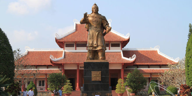  Tượng đài tưởng nhớ vua Quang Trung.