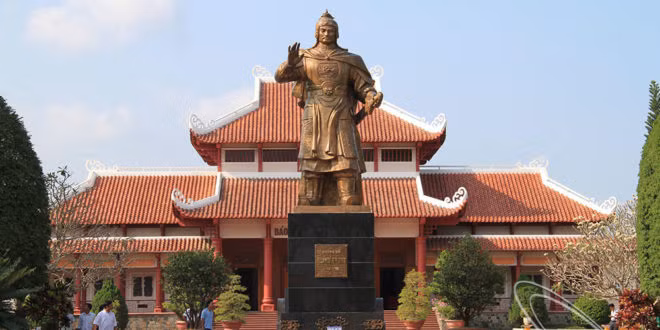  Tượng đài tưởng nhớ vua Quang Trung.