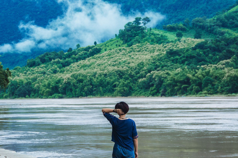 Khoảnh khắc thật choáng ngợp khi tác giả đứng bên dòng Mekong đục ngầu mùa lũ
