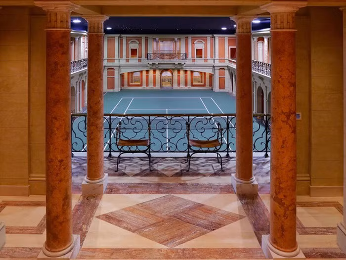 Bên trong dinh thự còn có 2 sân tennis, trong đó một sân nằm dưới lòng đất. (Ảnh: BI) 