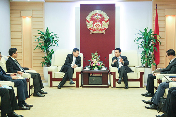 Chia sẻ với Tổng thư ký ASEAN, Bộ trưởng Nguyễn Mạnh Hùng cho biết Việt Nam ấp ủ 5 sáng kiến thuộc lĩnh vực ICT và mong muốn các nước ASEAN có thể cùng nhau thực hiện trong năm 2020. Ảnh: Trọng Đạt