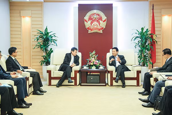 Chia sẻ với Tổng thư ký ASEAN, Bộ trưởng Nguyễn Mạnh Hùng cho biết Việt Nam ấp ủ 5 sáng kiến thuộc lĩnh vực ICT và mong muốn các nước ASEAN có thể cùng nhau thực hiện trong năm 2020. Ảnh: Trọng Đạt