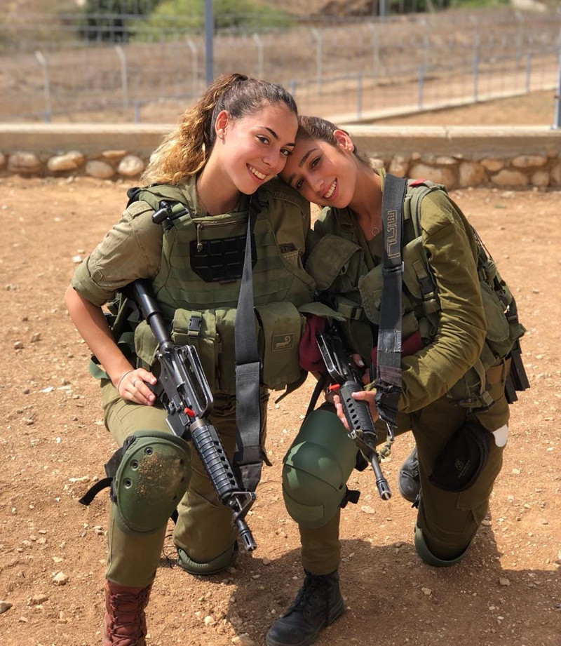 Tranh thủ chụp ảnh tình cảm khi có đầy đủ súng ống và quân phục.