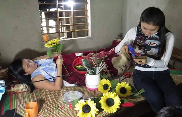 Nằm liệt giường suốt 16 năm qua, Linh chọn công việc làm hoa giấy để giúp đỡ ba mẹ.