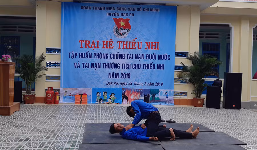 Giáo viên hướng dẫn kỹ năng tự vệ cho các em. Ảnh: Tuyết Mai