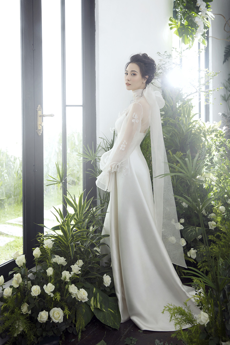 Cô viết : “Chiếc đầm có tên "Fleurs d'amour" dành cho giây phút lắng đọng của cuộc đời…câu chuyện về những bông hoa tulip…”. Cô viết : “Chiếc đầm có tên