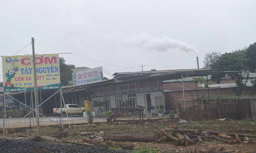  Khói bụi xả thải từ Nhà máy sản xuất viên gỗ nén của Công ty Phúc Khoa. Ảnh: H.C